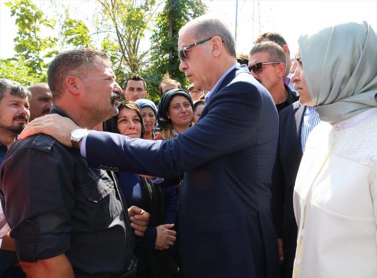 <p><span style="color:#FFD700"><strong>ERDOĞAN ÇATALCA'DA ŞEHİT CENAZESİNE KATILMIŞTI</strong></span><br />
<br />
<span style="color:#FFF0F5"><strong>Cumhurbaşkanı Recep Tayyip Erdoğan, Hakkari’nin Çukurca ilçesinde PKK terör örgütü tarafından düzenlenen roketli saldırıda şehit olan sözleşmeli er Halil İbrahim Gürel’in cenaze törenine katılmıştı.</strong></span></p>