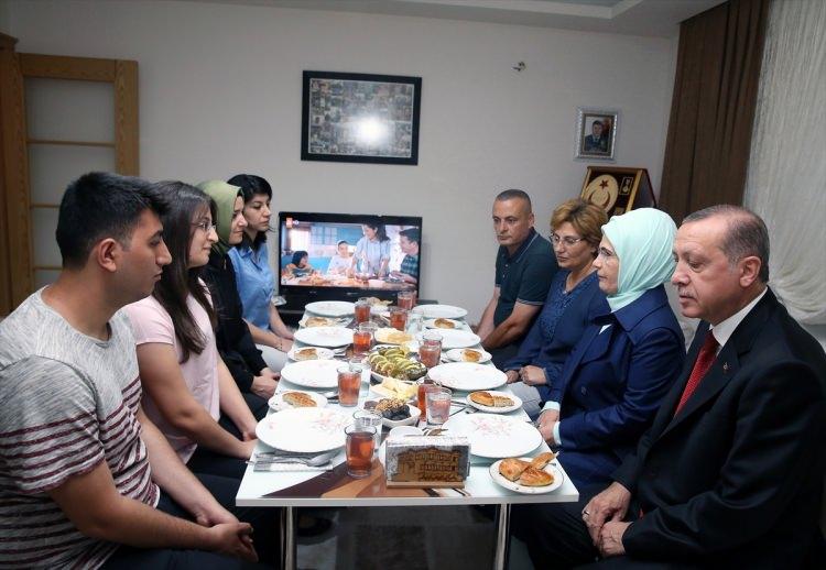 <p>Ziyarette Aile ve Sosyal Politikalar Bakanı Fatma Betül Sayan Kaya da bulundu.</p>
