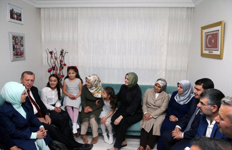 <p>Cumhurbaşkanı Erdoğan, eşi Emine Erdoğan ve Bakan Kaya ile daha sonra FETÖ'nün darbe girişimi sırasında şehit düşen İhsan Yıldız'ın ailesini de ziyaret etti.</p>