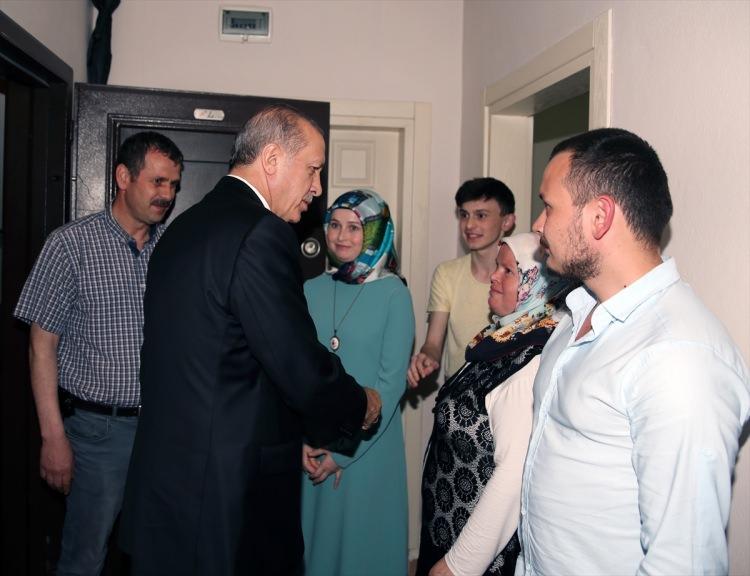 <p>Erdoğan daha sonra, Diyarbakır'ın Sur ilçesinde devam eden operasyonlar sırasında, teröristlerce açılan ateş sonucu ağır yaralanarak kaldırıldığı hastanede şehit düşen Uzman Çavuş Fatih Efiloğlu'nun ailesini ziyaret etti. </p>