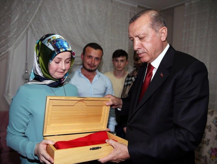 <p>Erdoğan, şehit ailesine Türk bayrağı teslim etti.</p>