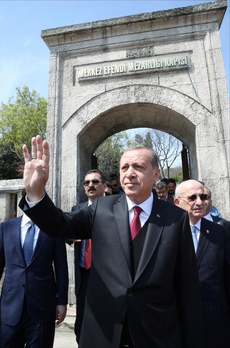<p>Cumhurbaşkanı Recep Tayyip Erdoğan, eski başbakanlardan rahmetli Prof. Dr. Necmettin Erbakan'ın kabrini ziyaret etti.</p>
<p> </p>