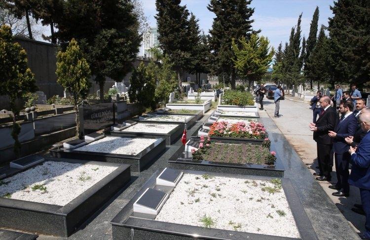 <p>Cumhurbaşkanı Recep Tayyip Erdoğan, TFF eski başkanlarından Hasan Doğan'ın kabrini ziyaret etti. Ziyarete Enerji ve Tabii Kaynaklar Bakanı Berat Albayrak da katıldı.</p>

<p> </p>
