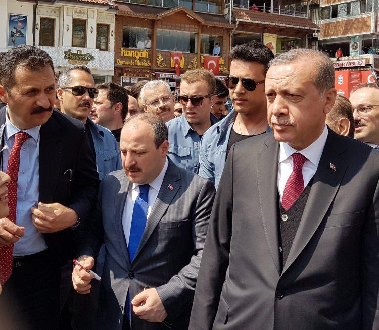 <p>Cumhurbaşkanı Recep Tayyip Erdoğan referandum sonrası şükür duası etmek için Eyüp Sultan Camii'ne geldi.</p>