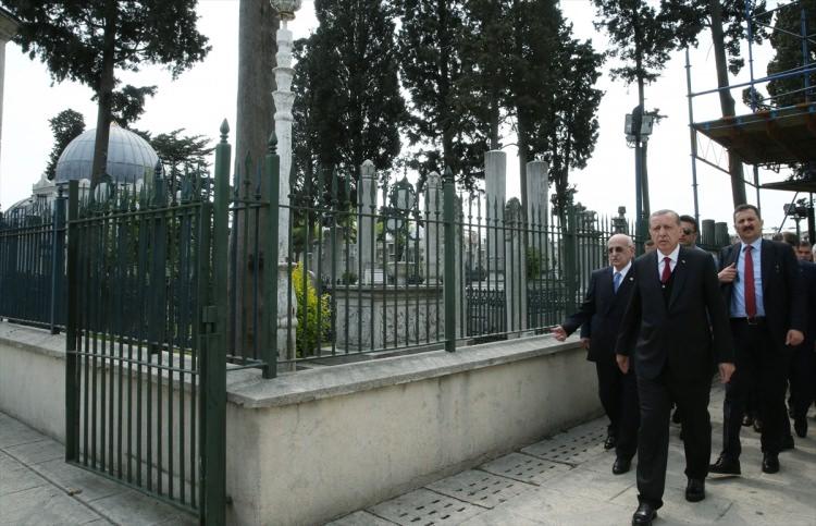 <p>Cumhurbaşkanı Recep Tayyip Erdoğan, Fatih Sultan Mehmet türbesini ziyaret etti.</p>
<p> </p>