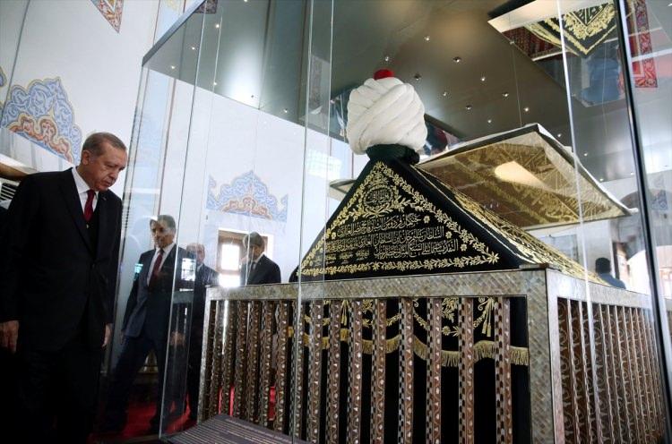 <p>Cumhurbaşkanı Recep Tayyip Erdoğan, Yavuz Sultan Selim'in türbesini ziyaret etti. Cumhurbaşkanı Erdoğan'a TBMM Başkanı İsmail Kahraman, Enerji ve Tabii Kaynaklar Bakanı Berat Albayrak da eşlik etti.</p>

<p> </p>
