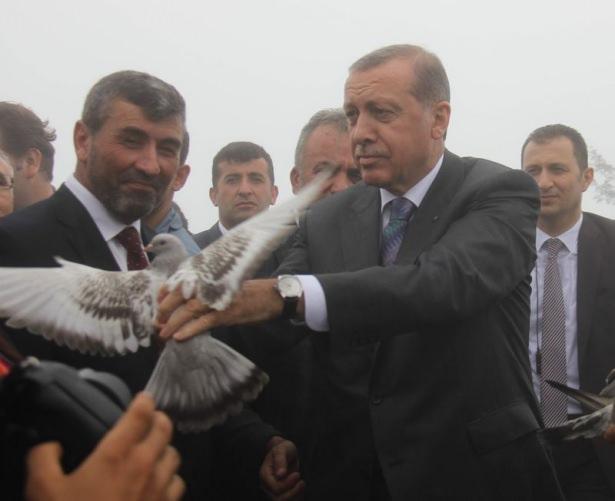 <p>Cumhurbaşkanı Erdoğan daha sonra eline verilen güvercini gökyüzüne uçurdu.</p>