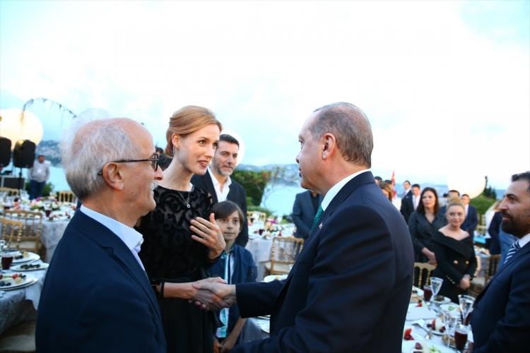 <p>Cumhurbaşkanı Recep Tayyip Erdoğan, Tarabya Köşkü'nde sanatçı ve sporcular ile iftarda bir araya geldi.</p>
<p>İşte iftara katılan ünlü isimler...</p>