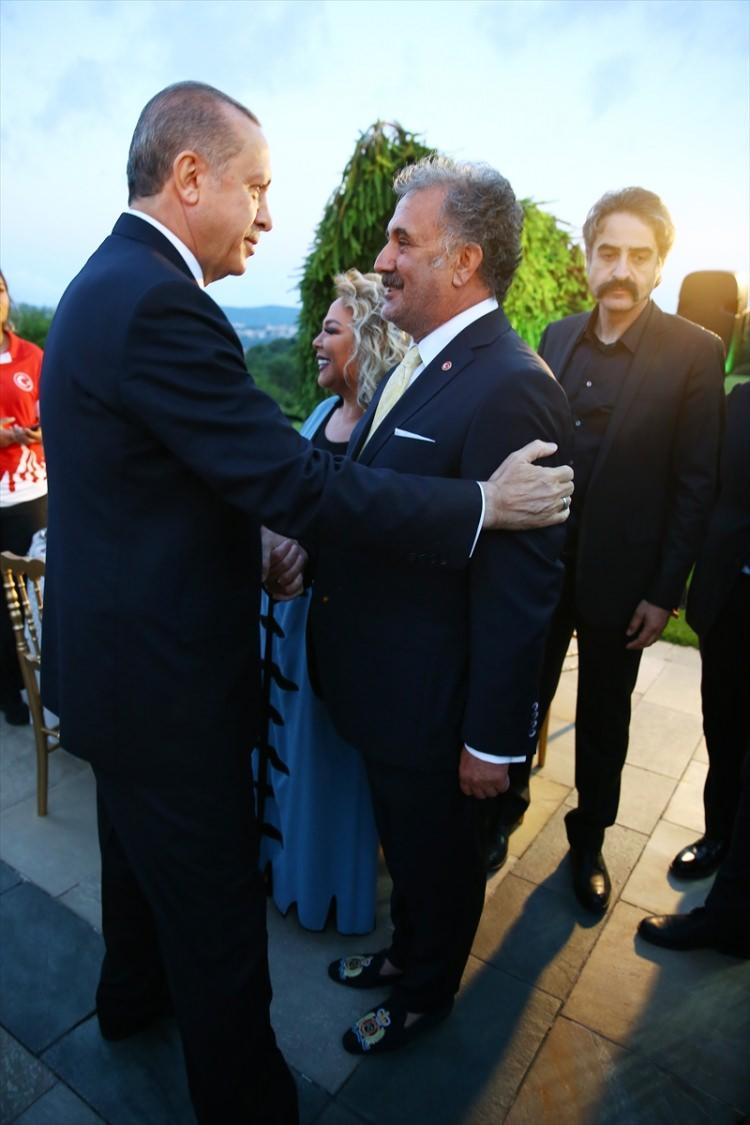 <p>Safiye Soyman va Faik Öztürk</p>
