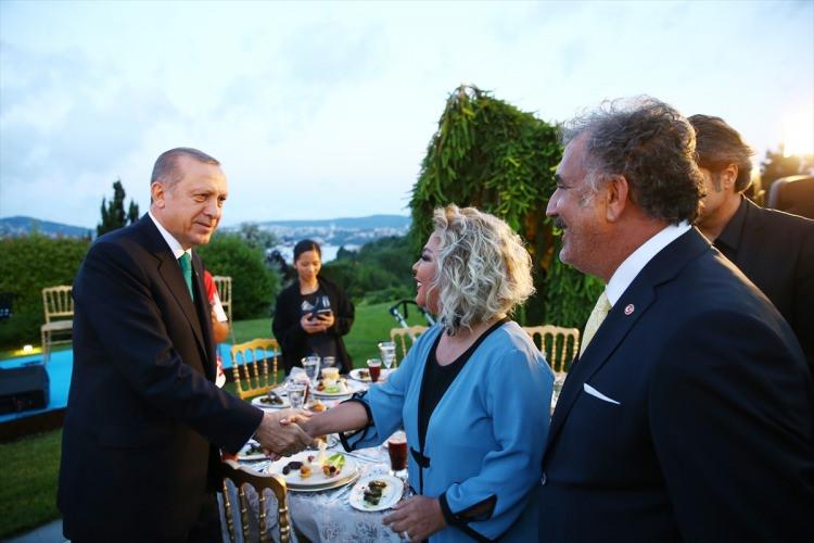 <p>Safiye Soyman va Faik Öztürk</p>