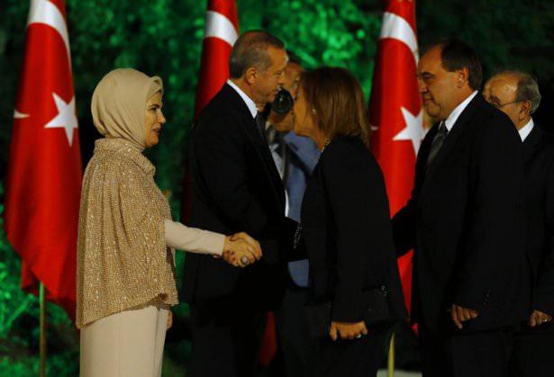 <p>Resepsiyona Çevre ve Şehircilik Bakanı İdris Güllüce, Kültür ve Turizm Bakanı Ömer Çelik, Gümrük ve Ticaret Bakanı Nurettin Canikli, Milli Eğitim Bakanı Nabi Avcı, Enerji ve Tabi Kaynaklar Bakanı Taner Yıldız da katıldı.</p>