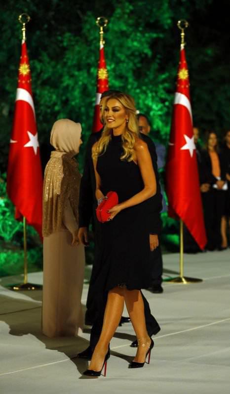 <p>Milletvekilleri, azınlık cemaatlerinin dini temsilcilerinin de katıldığı resepsiyonda, Jak Kamhi, Aydın Doğan, Ali Sabancı ve İbrahim Çeçen'in de aralarında bulunduğu işadamları katıldı.</p>