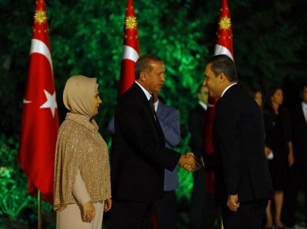 <p>İşadamı Aydın Doğan resepsiyona ailesiyle katıldı. Sanatçı Muazzez Ersoy'un da resepsiyonda, Cumhurbaşkanı Erdoğan ve eşi Emine Erdoğan'a yanında getirdiği güllerden takdim ettiği görüldü.</p>