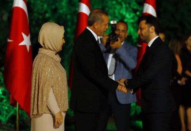 <p>Resepsiyona ayrıca yabancı ülkelerin Ankara büyükelçileri, bürokratlar, akademisyenler, sivil toplum kuruluşu temsilcileri, harbiyeli öğrenciler ile sınıflarını temsilen farklı rütbede askerler de davet edildi.</p>