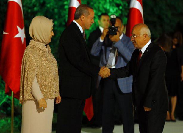 <p>Cumhurbaşkanı Erdoğan, ilk kez "başkomutan" sıfatıyla, Çankaya Köşkü'ndeki tören alanında, açık havada, 30 Ağustos resepsiyonu verdi. Erdoğan davetlileri, eşi Emine Erdoğan ile karşıladı.</p>
