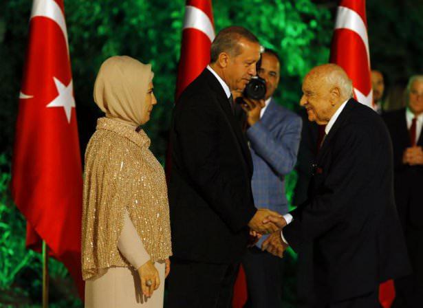 <p>Ayrıca koreografide, tarihten bugüne Osmanlı dahil olmak üzere Türk ordularının kullandığı 21 farklı üniformanın, muhafız alayı askerlerince giyilmiş şekilde sunulduğu gözlendi.</p>