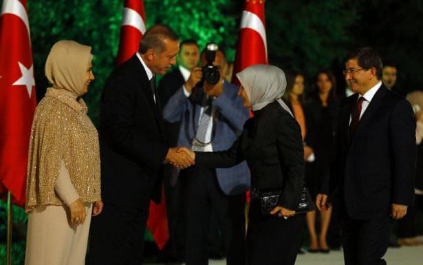 <p>Resepsiyona, TBMM Başkanı Cemil Çiçek eşi Gülten Çiçek ile, Başbakan Ahmet Davutoğlu da eşi Sare Davutoğlu ile geldi.</p>
