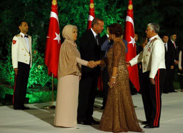 <p>Resepsiyona, Başbakan Yardımcıları Bülent Arınç, Ali Babacan, Numan Kurtulmuş, Yalçın Akdoğan ile Ekonomi Bakanı Nihat Zeybekçi Adalet Bakanı Bekir Bozdağ, Milli Savunma Bakanı İsmet Yılmaz, İçişleri Bakanı Efkan Ala, Ulaştırma Denizcilik ve Haberleşme Bakanı Lütfi Elvan, AB Bakanı Volkan Bozkır, Sağlık Bakanı Mehmet Müezzinoğlu, Bilim Sanayi ve Teknoloji Bakanı Fikri Işık,</p>
<p>Dışişleri Bakanı Mevlüt Çavuşoğlu, Çalışma ve Sosyal Güvenlik Bakanı Faruk Çelik, Gıda Tarım ve Hayvancılık Bakanı Mehmet Mehdi Eker, Kalkınma Bakanı Cevdet Yılmaz, Orman ve Su İşleri Bakanı Veysel Eroğlu, </p>