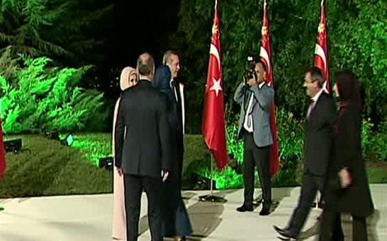 <p>Cumhurbaşkanı Erdoğan ve eşi Emine Erdoğan'ın, yaklaşık 3 bin 500 kişinin katıldığı resepsiyonda, davetlilerle tek tek tokalaşması 1 saat 40 dakika sürdü.</p>
