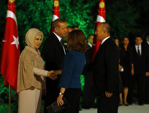 <p>Resepsiyonda Dışişleri Bakanı Mevlüt Çavuşoğlu, Çalışma ve Sosyal Güvenlik Bakanı Faruk Çelik, Gıda Tarım ve Hayvancılık Bakanı Mehmet Mehdi Eker, Kalkınma Bakanı Cevdet Yılmaz, Orman ve Su İşleri Bakanı Veysel Eroğlu yer aldı.</p>
