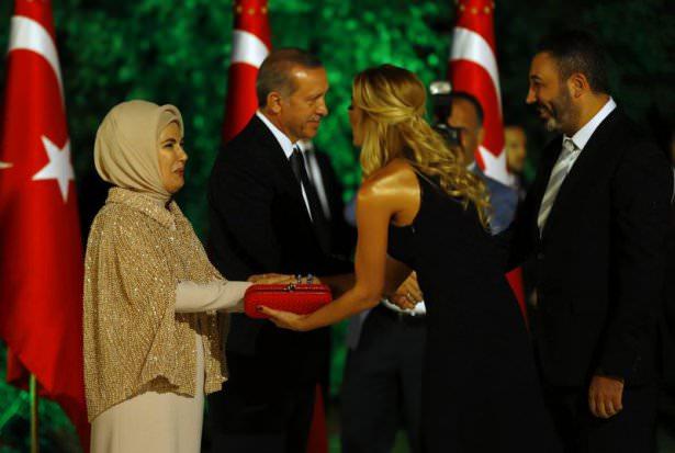 <p>Resepsiyonda Hülya Koçyiğit, Necati Şaşmaz, Ahmet Yenilmez, Muazzez Ersoy, Nihat Doğan, Petek Dinçöz ve Demet Akalın gibi sanatçılar da davetliler arasında yer aldı. </p>