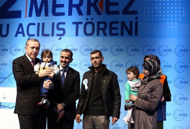 <p> Erdoğan, konuşmasının sonunda Türkiye'deki kamplarda kalan Suriyeli ailelerden bazılarının çocuklarına altın taktı.</p>
