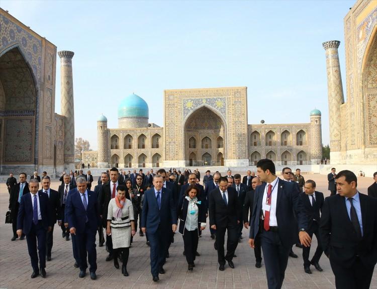 <p>Özbekistan’a ziyaret gerçekleştiren Cumhurbaşkanı Recep Tayyip Erdoğan, Semerkant’ta bulunan Registan Meydanı’nı ziyaret etti.</p>

<p>Cumhurbaşkanı Recep Tayyip Erdoğan, Semerkant’taki temasları kapsamında Registan Meydanı’nı ziyaret ederek, meydandan bulunan Uluğ Bey Medresesi, Şir-dor Medresesi ve Tilla-Karı Medresesi’ni gezdi. </p>
