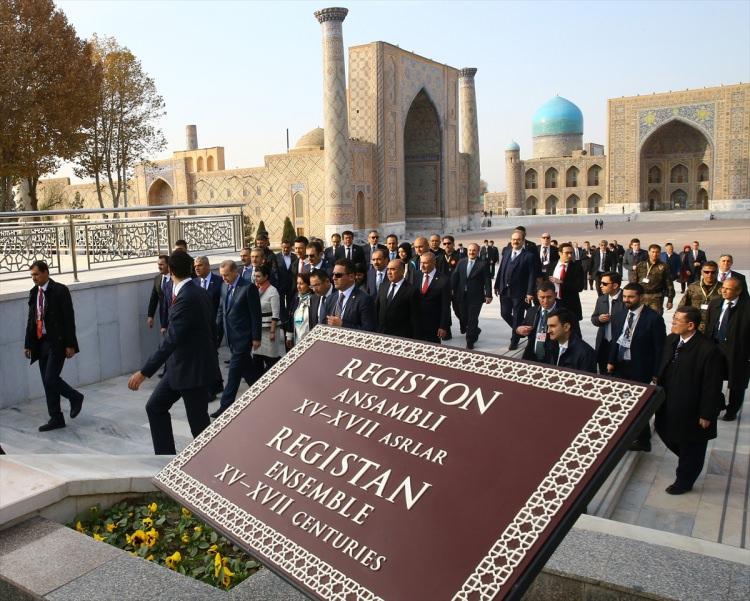 <p>Cumhurbaşkanı Recep Tayyip Erdoğan resmi ziyaret gerçekleştirdiği Özbekistan’ın Semerkant kentinde temaslarına devam ediyor. Önce İmam Buhari Türbesini ardından da İmam Mutaridi türbesini ziyaret eden Cumhurbaşkanı Erdoğan daha sonra da kent merkezinde bulunan Registan Meydanı’nı gezdi.</p>

