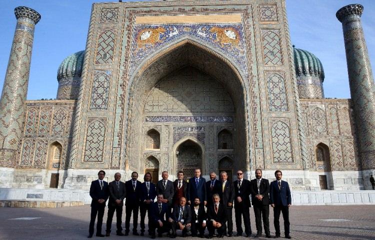 <p> </p>
<p>Erdoğan daha sonra kendisine eşlik eden heyetle fotoğraf çektirmeyi ihmal etmedi.</p>