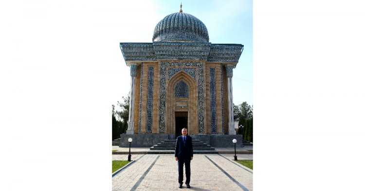 <p>Cumhurbaşkanı Recep Tayyip Erdoğan, temaslarda bulunmak üzere geldiği Semerkant’ta İmam Maturidi Türbesini ziyaret etti. </p>
<p> </p>