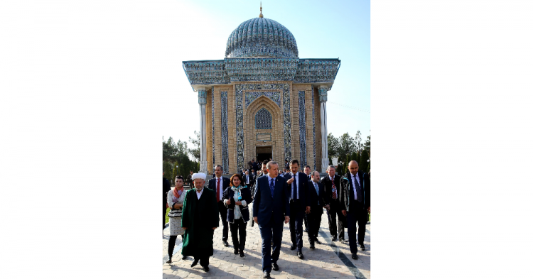 <p>Semerkant’taki temasları kapsamında İmam Buhari Türbesi’ni ziyaret eden Cumhurbaşkanı Erdoğan, türbe ziyaretinin ardından Cuma namazını İmam Buhari Türbesi’ndeki camide kıldı. </p>