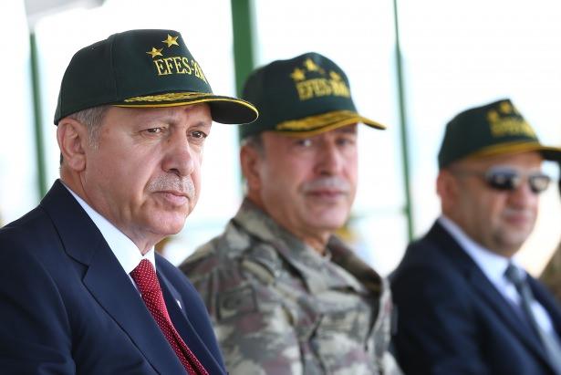 <p>Efes-2016 Birleşik Müşterek Fiili Atışlı Tatbikatının ikinci bölümü, Cumhurbaşkanı Recep Tayyip<a href="http://www.haber7.com/etiket/erdo%C4%9Fan" target="_blank">Erdoğan</a>, Başbakan <a href="http://www.haber7.com/etiket/binali+y%C4%B1ld%C4%B1r%C4%B1m" target="_blank">Binali Yıldırım</a>, Milli Savunma Bakanı Fikri Işık ve Genel Kurmay Başkanı Hulusi Akar’ın katılımıyla başladı. </p>

<p><a href="http://video.haber7.com/video-galeri/71398-erdogan-tatbikat-faaliyetlerine-katildi" target="_blank"><strong>HABERİN VİDEOSU İÇİN TIKLAYINIZ...</strong></a></p>

