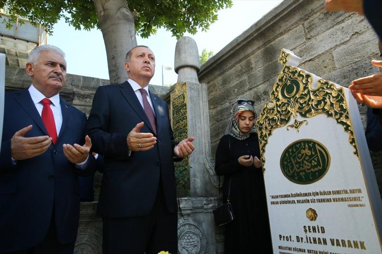 <p>Cumhurbaşkanlığı Başdanışmanı Mustafa Varank'ın ağabeyi Prof. Dr. İlhan Varank'ın kabrini ziyaret etti.</p>
