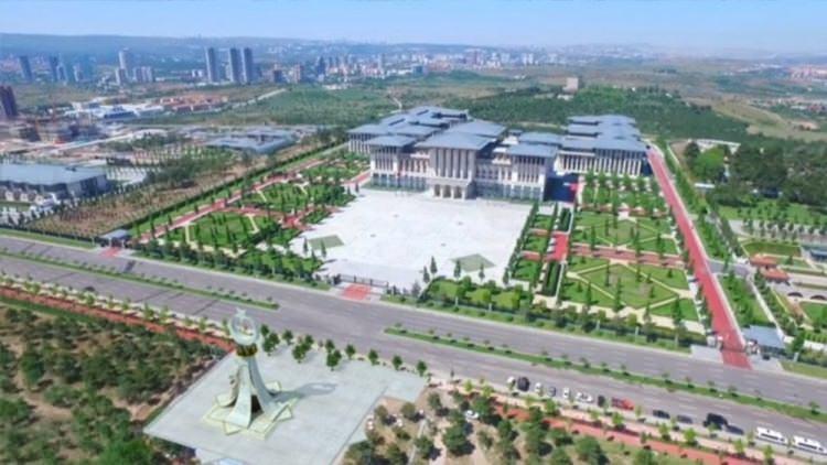 <p>Cumhurbaşkanlığı Külliyesinin ana girişi karşısında mevcut asfalt yol ile ilişkilendirilmiş 2000m2 tören alanı bulunmaktadır.</p>