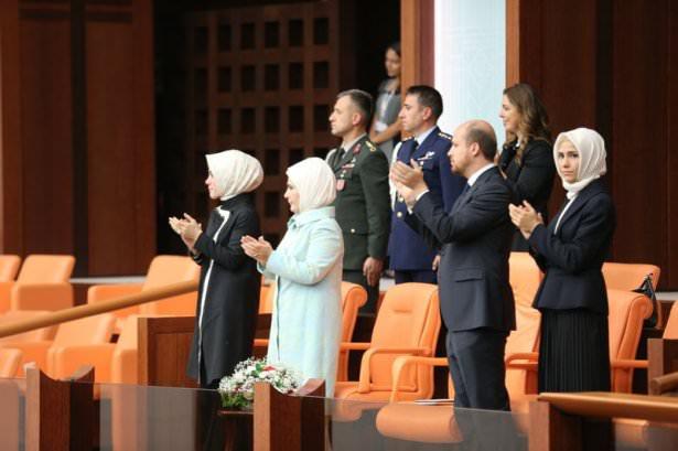 <p>Erdoğan'ın Meclis'e girişini, AK Parti sıraları ve Meclis'in ziyaretçi localarında yer alan davetliler ayakta alkışladı.</p>
