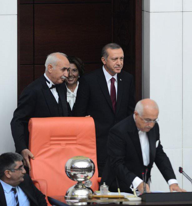 <p>Recep Tayyip Erdoğan, Cumhurbaşkanlığı mazbatasını alarak yemin etti resmen 12. Cumhurbaşkanı oldu.</p>

<p> </p>
