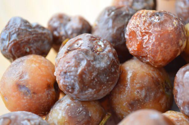 <p> Ancak, meyvelere dışardan bakıldığında da kolayca gözlemleneceği gibi, meyve dilimlendiğinde de bekletilirse kahverengi lekelenmeler oluşur, çürüdüğünde de ve tabi ki uzun süre tüketilmeyip zaman içerisinde bozulmaya başladığında da…</p>
