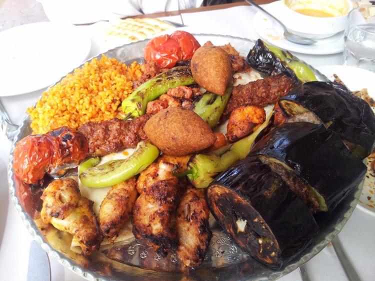 <p>Yemek konusunda Efendimizin (a.s.m.) pek çok sünneti var ki bunlara uyulduğunda sağlıklı olmak kaçınılmaz. </p>
