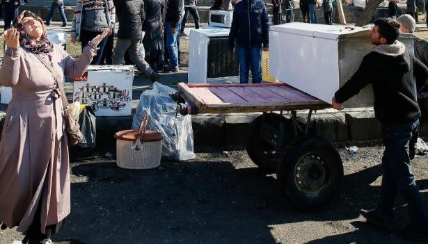 <p>Diyarbakır'ın Sur İlçesi'nde, sokağa çıkma yasağı ilan edilen 5 mahalledeki aileler, terör örgütü PKK mensuplarının tehdit ve baskıları nedeniyle evlerini terk ediyor. </p>

<p>Kimileri evlerinden alabildikleri eşyalarını otomobil, traktör ve el arabasına yüklerken kimi vatandaş da hasta yakınlarını tekerlekli sandalye ile ilçeden çıkardı. </p>
