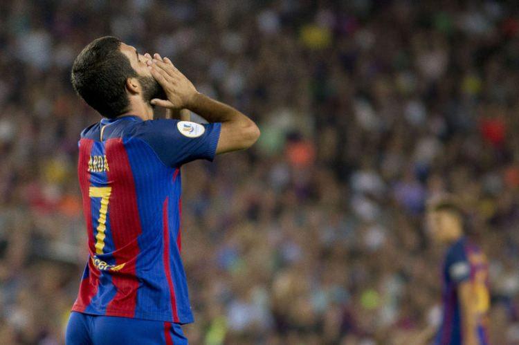 <p><strong>"Barcelona sezona Arda’nın ritmiyle kazanarak başladı"</strong><br />
<br />
İspanyol basını da Arda’nın Barcelona’ya geldiğinden bu yana en iyi futbolunu oynadığını yazarak, Türk futbolcuya övgüler yağdırdı. Marca gazetesi, "Süper Arda" başlığını atarak, Arda’nın sahada Messi ile her geçen gün daha uyum içinde olduğunu ve Barcelona’daki futbolunun yükselişe geçtiğini ifade etti.</p>