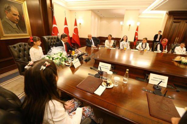 <p>Her yıl geleneksel olarak düzenlenen 23 Nisan törenlerinde bu yıl Başbakanlık koltuğuna Pelin Su adlı bir kız öğrenci oturdu. </p>

<p> </p>
