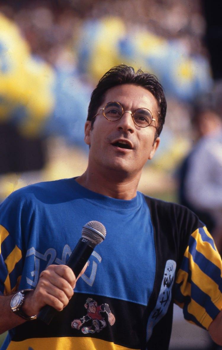 <p>Fenerbahçe'nin 1995-96 sezonunu şampiyonlukla kapatmasının ardından düzenlenen kutlamalar kapsamında Şükrü Saraçoğlu Stadı'nda ünlü şarkıcılar sahne aldı. Mehmet Ali Erbil</p>
