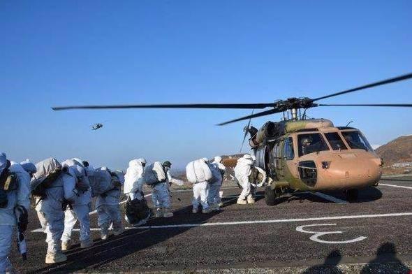 <p>10 M-16 piyade tüfeği şarjörü, 8 Kanas keskin nişancı tüfeği şarjörü, 2 keskin nişancı dürbünü, 1 pkms (bixi) makineli tüfek 100’lük mayonu, 1 yaesu sırt telsizi, 1 yaesu el telsizi, 120 kalem pil, 120 hazır çay, 88 büyük pil, 80 tuvalet kağıdı, 70 hazır çorba, 57 kitap, 40 kg ayçiçek yağı, 45 kg beyaz peynir, 35 paket ıslak mendil, 25 kutu konserve fasulye, 20 kg makarna, 20 kaşık, </p>