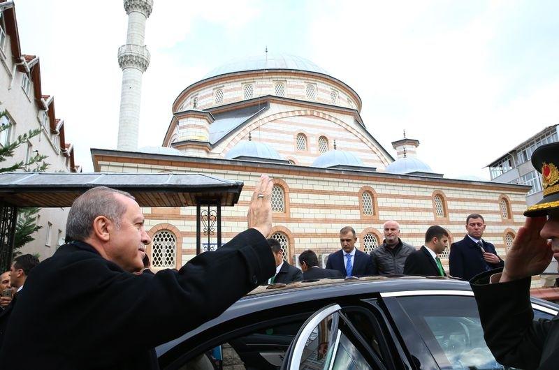 <p>Uzun yıllar oturduğu Üsküdar Emniyet Mahallesi'ndeki Akabe Camisi'ne giden, Erdoğan eski komşularıyla buluştu. </p>
<p> </p>