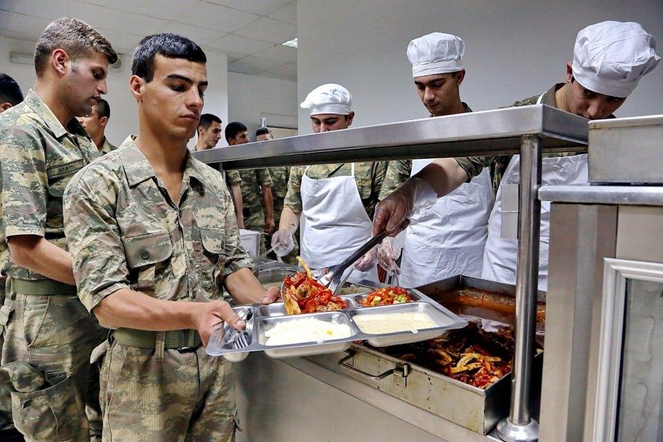 <p>Hakari'nin Yüksekova İlçesi'nde 1400 rakımdaki Dağlıca 6'ncı Sınır Hudut Tabur Komutanlığı'nda görevli askerler, kendi yemeklerini kendileri yapıyor. Komutanından erine tüm askerlere taburun mutfak bölümünde hijyenik ortamda hazırlanan yemekler veriliyor.</p>

