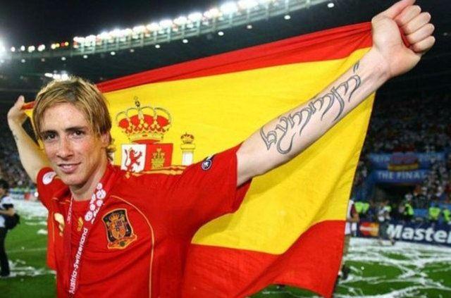<p>Fernando Torres tam bir Yüzüklerin Efendisi fanatiği. O kadar ki sol kolunda elfçe Fernando yazan bir dövmesi bile var.</p>
<p> </p>