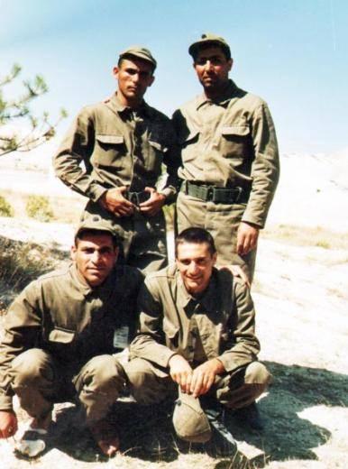 <p>Kısa dönem asker olan Mehmet Ali Erbil, asker ocağında da mesleğinden uzak kalmadı. Burdur Orduevi'nde sahneye çıktı.</p>
<p> </p>