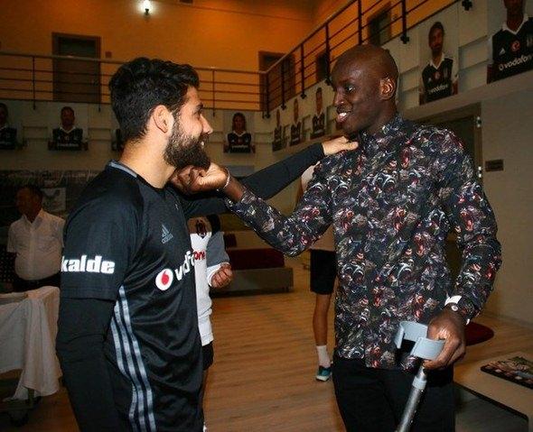 <p>Çin'in Shanghai Shenhua takımında forma giyen Beşiktaş'ın eski futbolcusu Demba Ba, Galatasaray derbisini izlemek için İstanbul'a geldi.</p>
