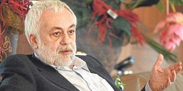 <p><strong>Ömer Üründül: Pereira ve hakemin eseri</strong></p>

<p>F.Bahçe maça yanlış bir taktik ve strateji ile başladı. Penaltıda hatalı karar veren Hırvat hakem de hal ve hareketleriyle F.Bahçe'ye karşı antipatik bir düşünce içindeydi</p>

<p>Herkesin işler iyi gidiyor diye yere göğe sığdıramadığı Vitor Pereira'nın dün akşam yaptığı teknik direktör yanlışlarına Hırvat hakemin de yarattığı penaltı eklenince Fenerbahçe Avrupa'ya veda etti.<br />
Kanarya, maça yanlış bir taktik strateji ile başladı. Kendi sahanda gol yemeden tek farklı kazanmışsan, rövanşta önce oyunu tutup kontrol futbolu uygulamak gerekir. Rakip mecburen risk alacaktır. Ofansif girişimler için elverişli ortam yakalarsın. Ama Fenerbahçe maça önde basarak ofansif anlayışla başladı. Üstelik defans bloğu önde çizgi halinde yakalanınca erken bir skor dezavantajına düştü. Bu yanlış hesap iki maçın skoruna dengeyi getirirken Braga'ya moral verdi. Fenerbahçe'nin golden sonra atak girişimleri hiç planlı programlı olmasa da tehlike kokuyordu. Çünkü Braga'nın takım savunması sallanıyordu.<br />
Biri sakatlık, diğeri de kart cezalısı olmasından dolayı en başarılı stoperleri ve ön liberoları görev yapamıyordu. Fenerbahçe 3 sarı kart, teknik direktör Pareira da kırmızı kart gördü. İlerleyen bölüm için bir korku tüneli başlıyordu. Hırvat hakemin maçın gidişatına direkt etki eden hatalı penaltı kararından önceki kararları yanlış bulmadım ancak hal ve hareketleriyle Fenerbahçe'ye antipatik bir düşünce içersinde olduğu görüntüsünü veriyordu. Devrenin uzatma bölümünde gelen gol çok önemliydi, tur artık Fenerbahçe'nin avuçlarının içindeydi. Böyle bir tabloda rakibe moral kazandıracak ikinci golü yemeden işi bitirmek gerekirdi. Bu yüzden ikinci devreye mutlaka Volkan Şen'le başlamak lazımdı. Pereira bunu yapmadı. Önce bir rakip kornerden kafa vuruşuyla çok önemli bir fırsat kaçırdı. Bu da bir tehlike sinyaliydi.<br />
Sonra penaltı ve kırmızı kart gelince işler çok zora girdi. Burada ilk iş, yapılan iki oyuncu değişikliğinde ilk çıkacak ismin tak��mı 1 kişi eksik oynatan Robin van Persie'yi çıkarmak olmalıydı.<br />
Üstelik bir de sayısal eksikliğe düşmüşsün. Fenerbahçe'nin yediği üçüncü gol işi mucizelere bıraktı. Dördüncü gol ise mucize beklentisini de ortadan kaldırdı.<br />
Son bölümde çıkan ilave kırmızı kartlarla karşılaşma Fenerbahçe açısından gerçekten dramatik bir şekilde sonlandı.</p>
