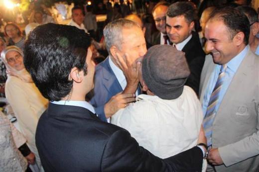 <p>Yaşlı dede Arın&ccedil;'ı &ouml;yle bir &ouml;pt&uuml; ki, Arın&ccedil; ne yapacağını şaşırdı.</p>